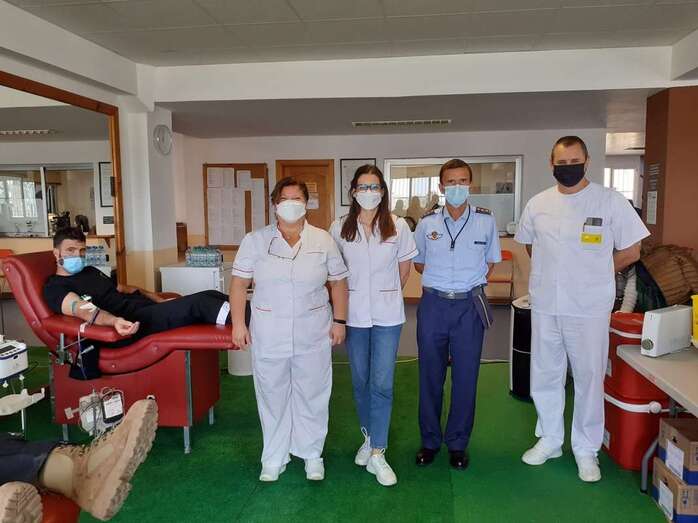 Equipo del ICHH, junto al coronel Javier Caballero y al comandante meÌdico Emiliano GarciÌa / TA